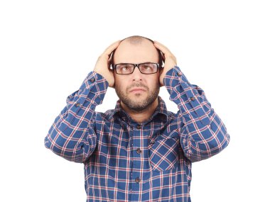 Başını elleri ile tutarak gözlüklü adam.