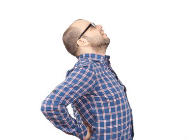 Yoğun sırt ağrısı olan beyaz adam