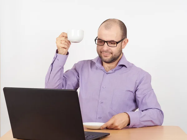 Homem com barba em óculos laptop — Fotografia de Stock