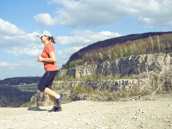 Jonge vrouw actief in de natuur. — Stockfoto