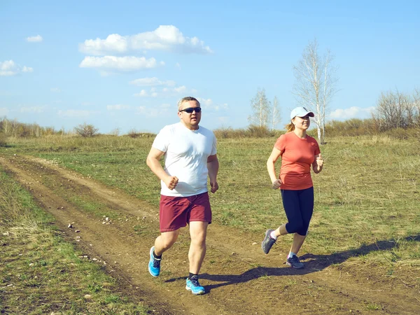 Jong koppel draait op buiten natuur. — Stockfoto