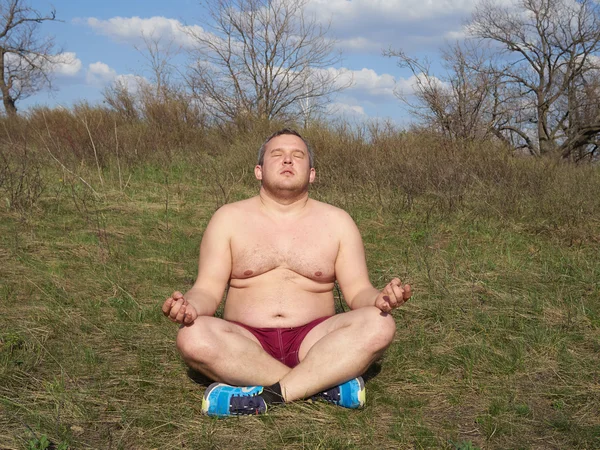 Dicker Mann beim Yoga — Stockfoto