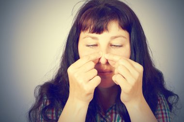 genç kadın burnunda sivilce sıkma