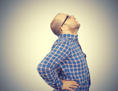 Yoğun sırt ağrısı olan beyaz adam