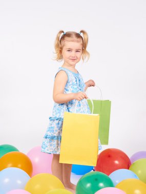 Çocuk alışveriş. küçük kız holding alışveriş torbaları