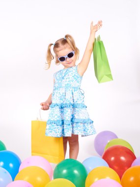 Çocuk alışveriş. küçük kız holding alışveriş torbaları