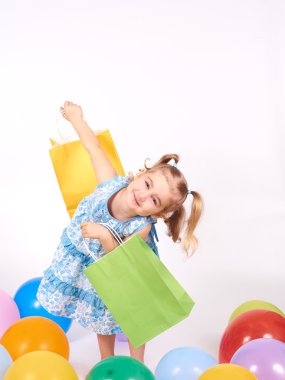 Çocuk alışveriş. küçük kız holding alışveriş torbaları