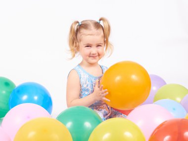 Küçük kız balonlarla oynuyor..