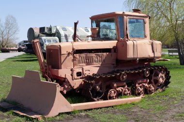 Eski Sovyet traktör tırtıl.