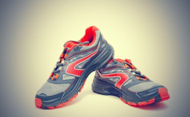 Kırmızı koşu ayakkabısı