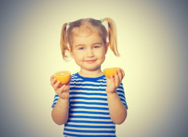 Küçük kız limon tutar