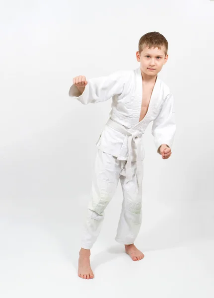 Karate fiú fehér kimonóban harcol — Stock Fotó