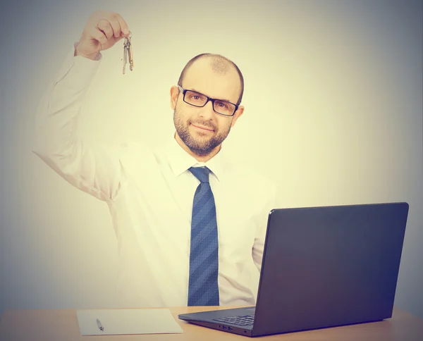 Man realtor offering keys — Stock Photo, Image