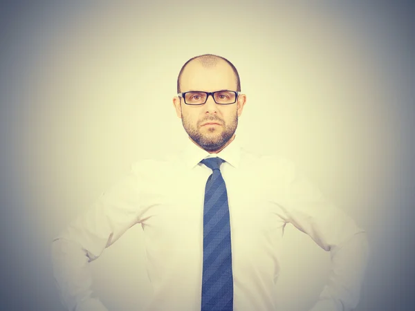Empresário em óculos e camisa com gravata . — Fotografia de Stock