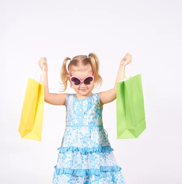 Niño de compras. niña sosteniendo bolsas de compras — Foto de Stock
