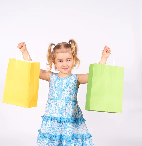 Niño de compras. niña sosteniendo bolsas de compras —  Fotos de Stock