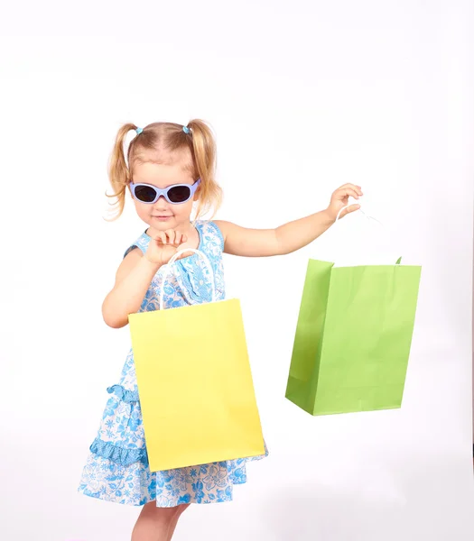 Criança de compras. menina segurando sacos de compras — Fotografia de Stock