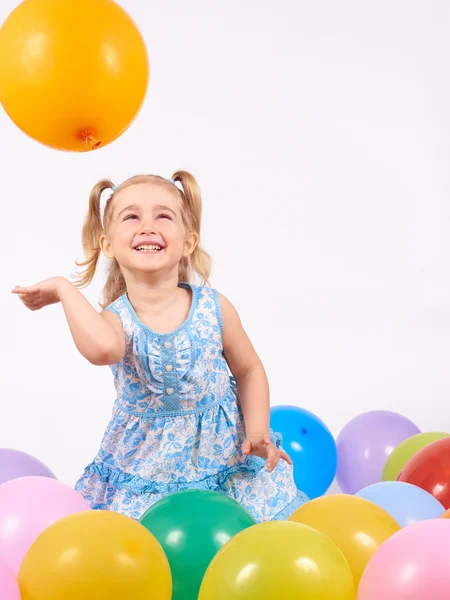 Klein meisje spelen met ballonnen. — Stockfoto
