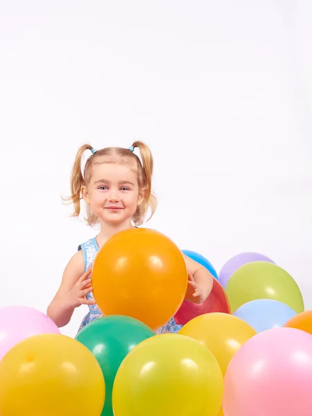 Niña jugando con globos. — Foto de Stock