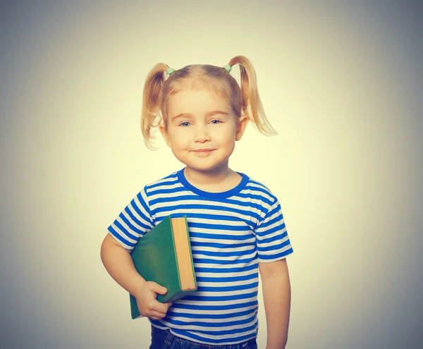 Kleines lustiges Mädchen mit Büchern. — Stockfoto