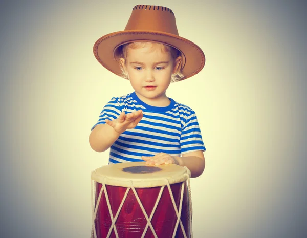 Kleines lustiges Mädchen spielt Trommel. — Stockfoto
