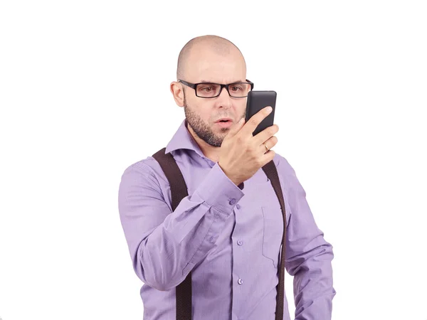 Careca homem assustado olha para o telefone . — Fotografia de Stock