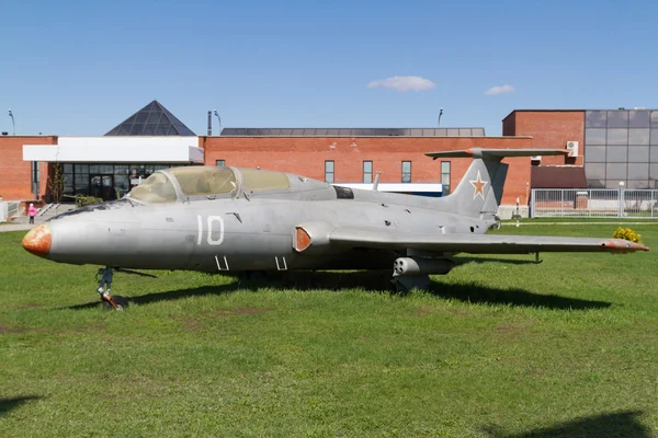 Oude Sovjet-militair vliegtuig. — Stockfoto