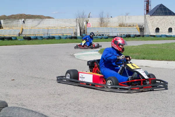 Junge Piloten messen sich beim Kartfahren. — Stockfoto