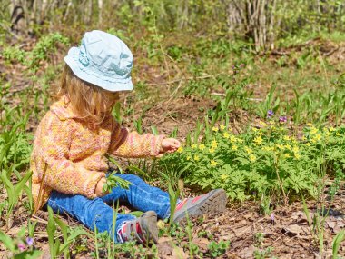 Sarı çiçekli çayır üzerinde mutlu kız.
