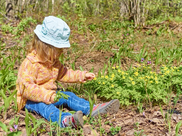 Glückliches Mädchen auf der Wiese mit gelben Blumen. — Stockfoto