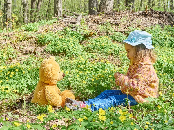 Linda chica jugando con un oso de peluche —  Fotos de Stock