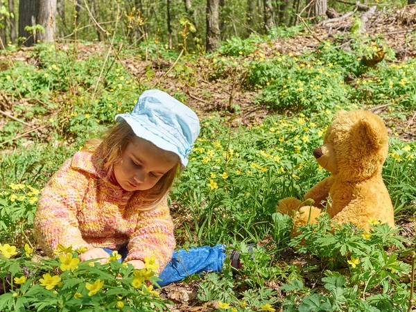Linda chica jugando con un oso de peluche —  Fotos de Stock