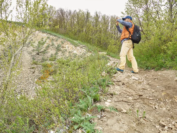 Man op een smartphone natuurlandschap gefotografeerd — Stockfoto