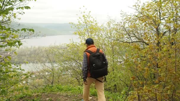 Muž s batohem fotografoval na smartphone krajiny — Stock video