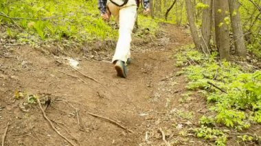 Bir adam bir sırt çantası ile orman yolun yokuş yukarı yürümek. Hiking.