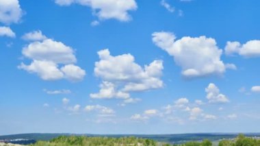 Orman ve yeşil alan üzerine Timelapse bulutlar. Full Hd,