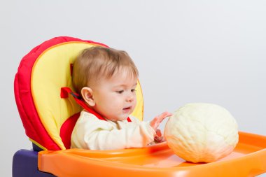 bebek sandalyesi oturur