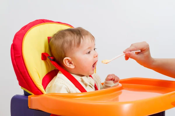 Junge isst zu Hause mit Löffel — Stockfoto