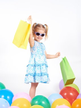 Çocuk alışveriş. küçük kız holding alışveriş torbaları