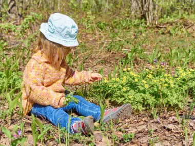Sarı çiçekli çayır üzerinde mutlu kız.