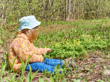Sarı çiçekli çayır üzerinde mutlu kız.