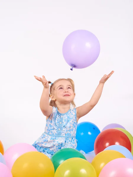 Niña jugando con globos. — Foto de Stock