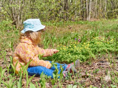 Sarı çiçekli çayır üzerinde mutlu kız.