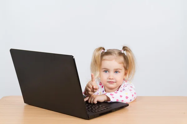 Niña en el ordenador . —  Fotos de Stock