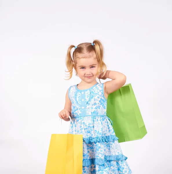 Vásárlás a gyermek. Little girl gazdaság bevásárló táskák — Stock Fotó