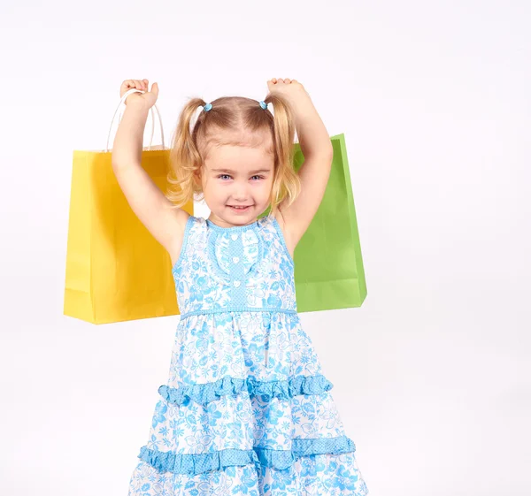 Niño de compras. niña sosteniendo bolsas de compras —  Fotos de Stock