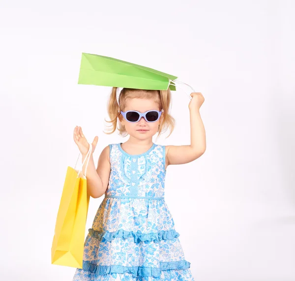 Einkaufskind. kleines Mädchen mit Einkaufstaschen — Stockfoto