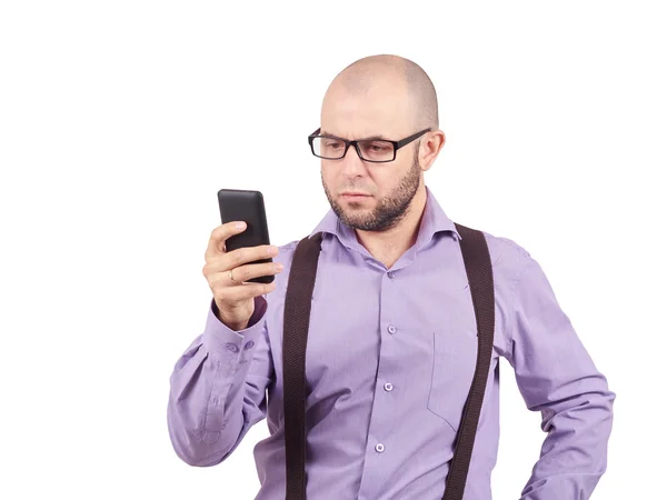 Skallig man förskräckt tittar på telefonen. — Stockfoto