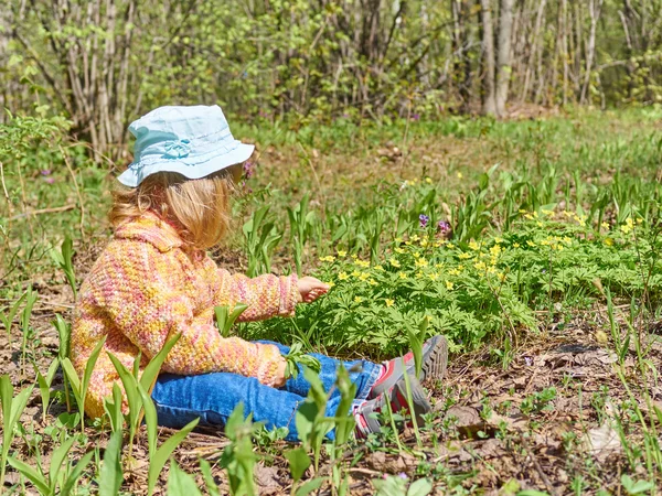 Sarı çiçekli çayır üzerinde mutlu kız. — Stok fotoğraf