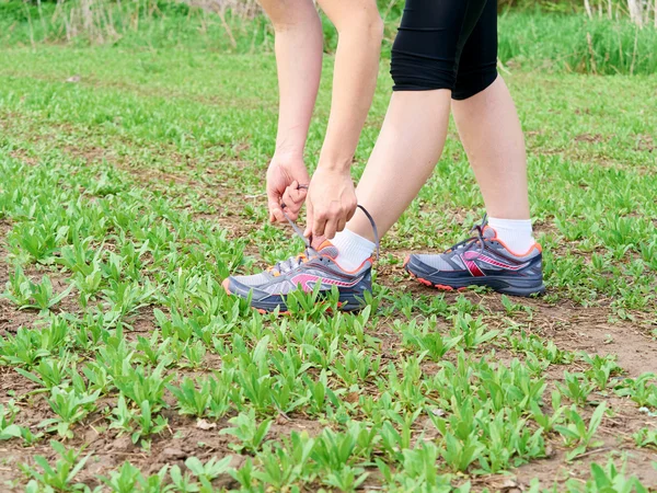 Vrouw atleet koppelverkoop loopschoenen. — Stockfoto